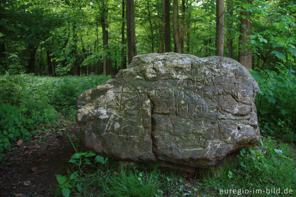 Detailansicht von „Dem versunkenen Ritter“, Gedenkstein in der Ruraue bei Schloss Kellenberg