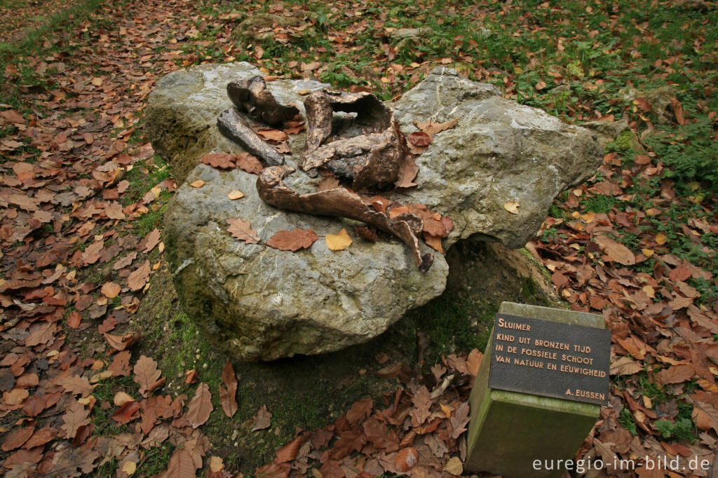 Detailansicht von Denkmal bei einem Hügelgrab im Vijlenerbos