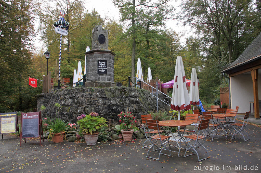 Detailansicht von Denkmal bei einer Gaststätte am Gemündener Maar bei Daun