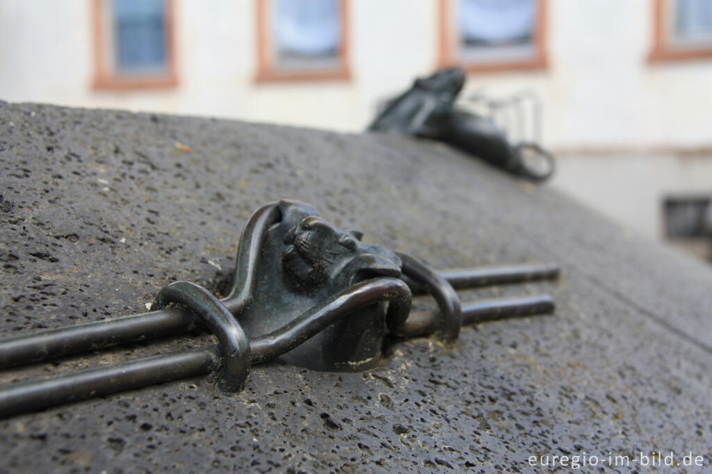 Detailansicht von Denkmal für Mäuse und verschiedene Mausefallen in Neroth, Vulkaneifel