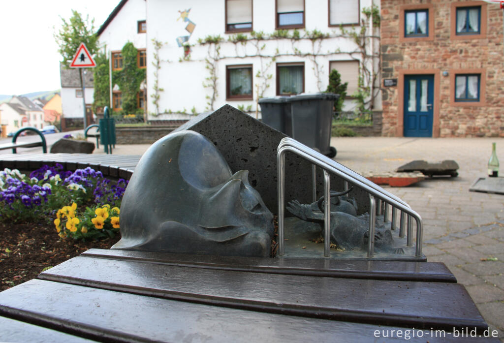 Detailansicht von Denkmal für Mäuse und verschiedene Mausefallen in Neroth, Vulkaneifel