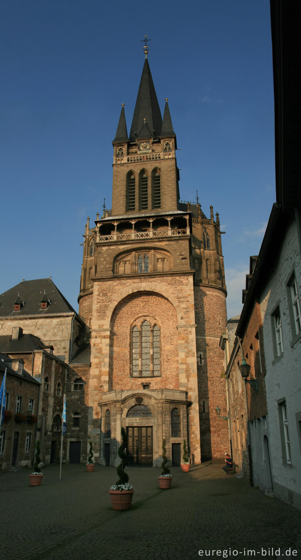 Detailansicht von Der Aachener Dom mit Domhof