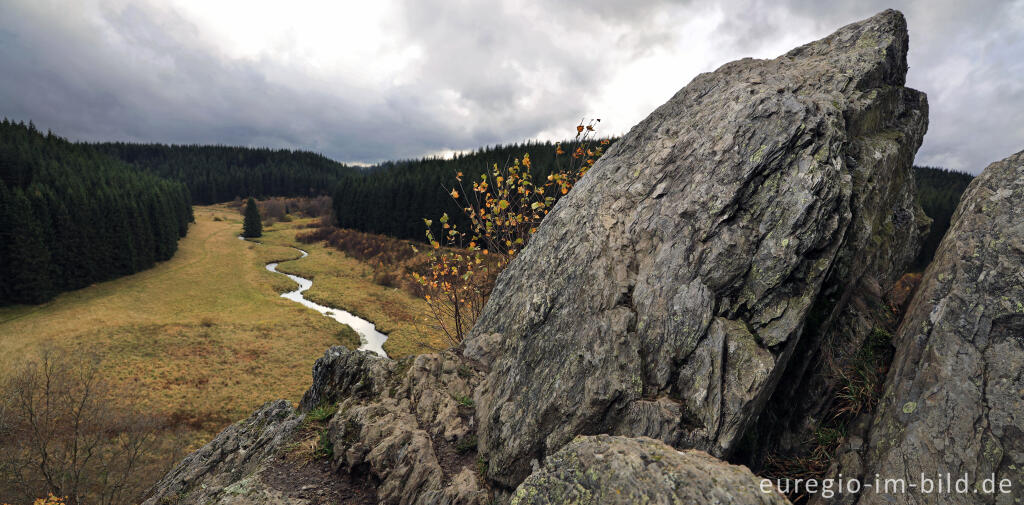 Detailansicht von Der Bieley-Felsen mit Blick aufs Perlenbachtal