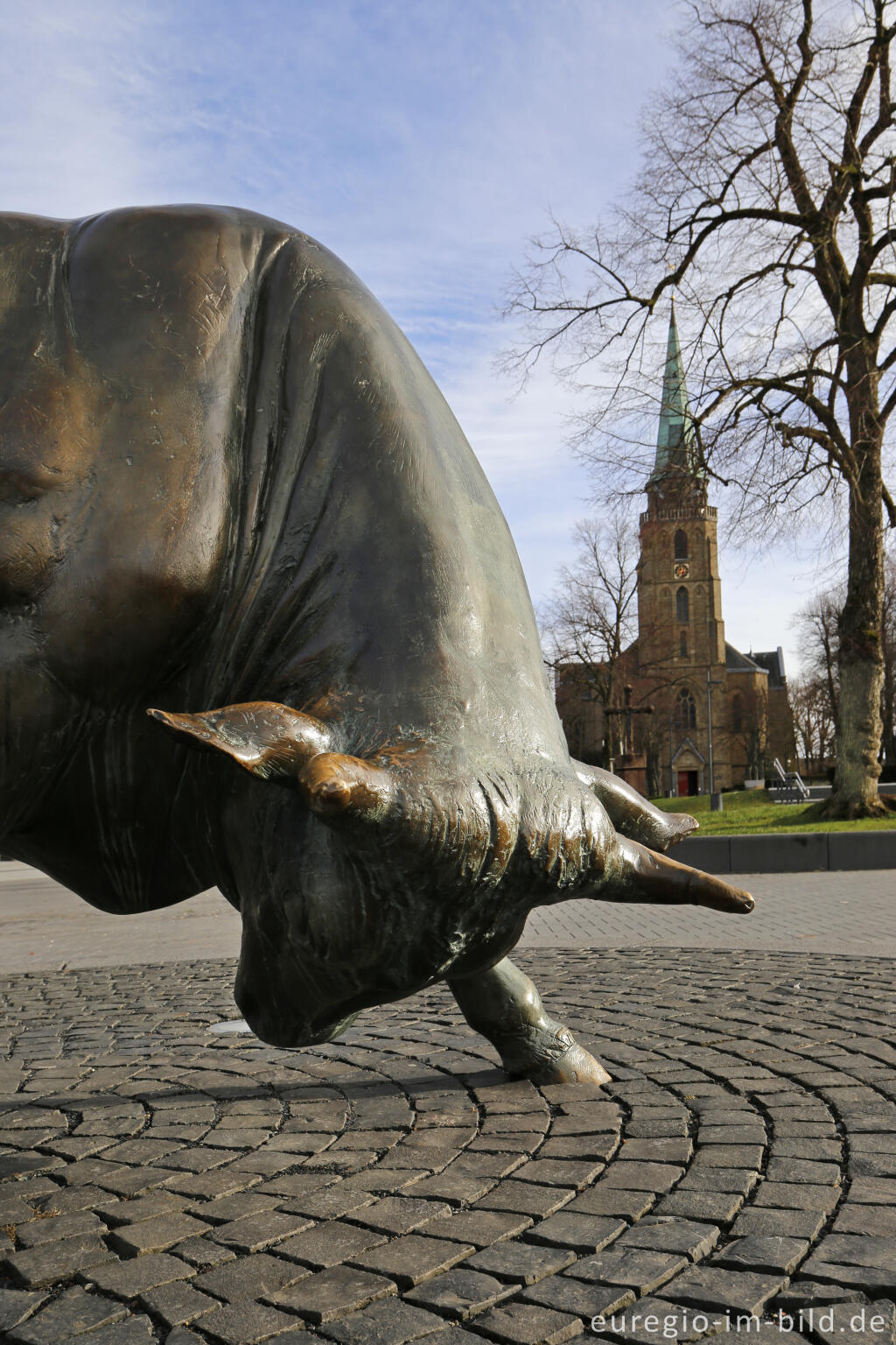 Detailansicht von Der "Brander Stier" mit der Pfarrkirche St. Donatus im Hintergrund