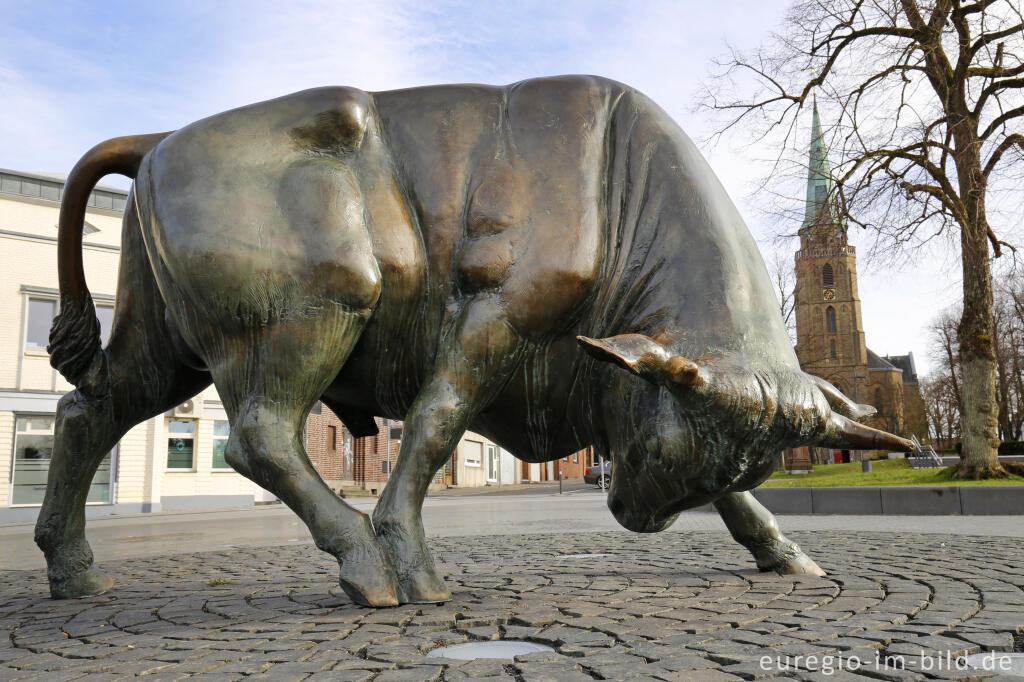 Detailansicht von Der "Brander Stier" mit der Pfarrkirche St. Donatus im Hintergrund