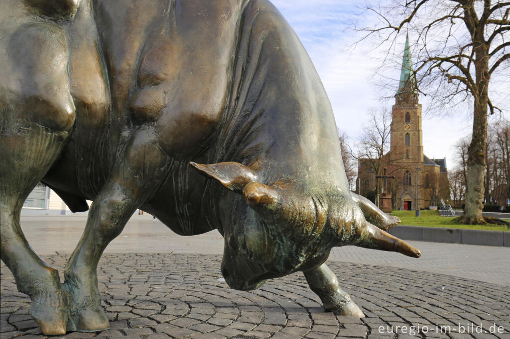 Detailansicht von Der "Brander Stier" mit der Pfarrkirche St. Donatus im Hintergrund