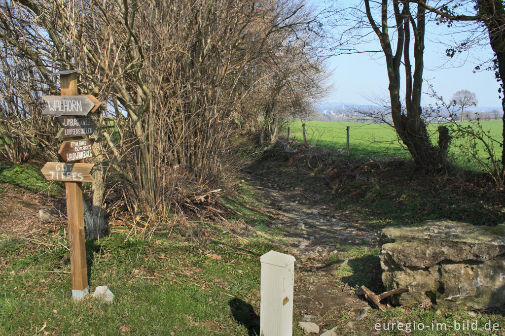 Detailansicht von Der Eingang zum Limburgerweg vom Königsweg/Chemin du Roi aus (Lontzen, B)