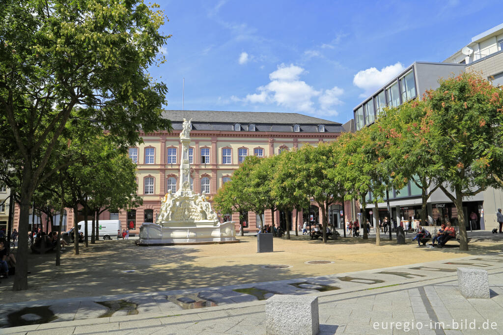 Detailansicht von Der Georgsbrunnen auf dem Kornmarkt in Trier