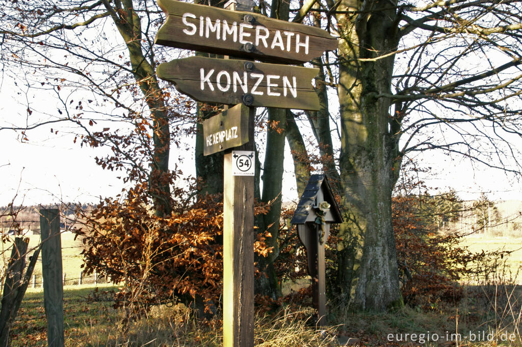 Detailansicht von Der "Hexenplatz" zwischen Simmerath und Konzen mit Kreuz im Hintergrund