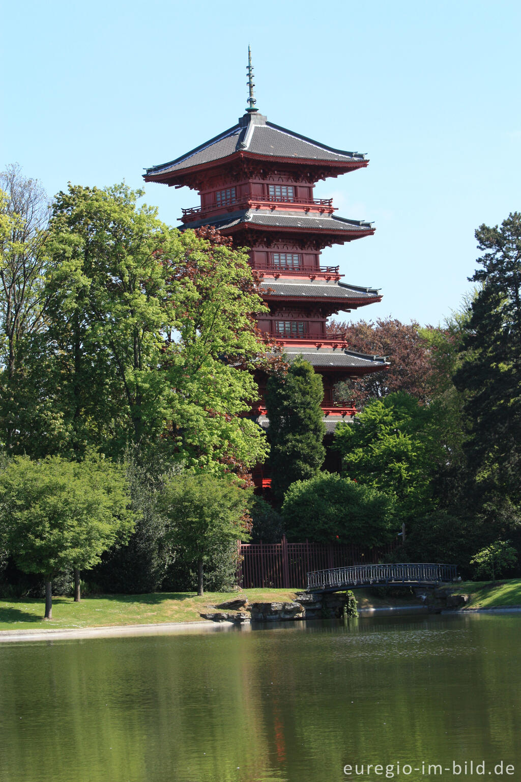 Der Japanische Turm im Park bei den Königlichen Gewächshäusern, Laken (Laeken)