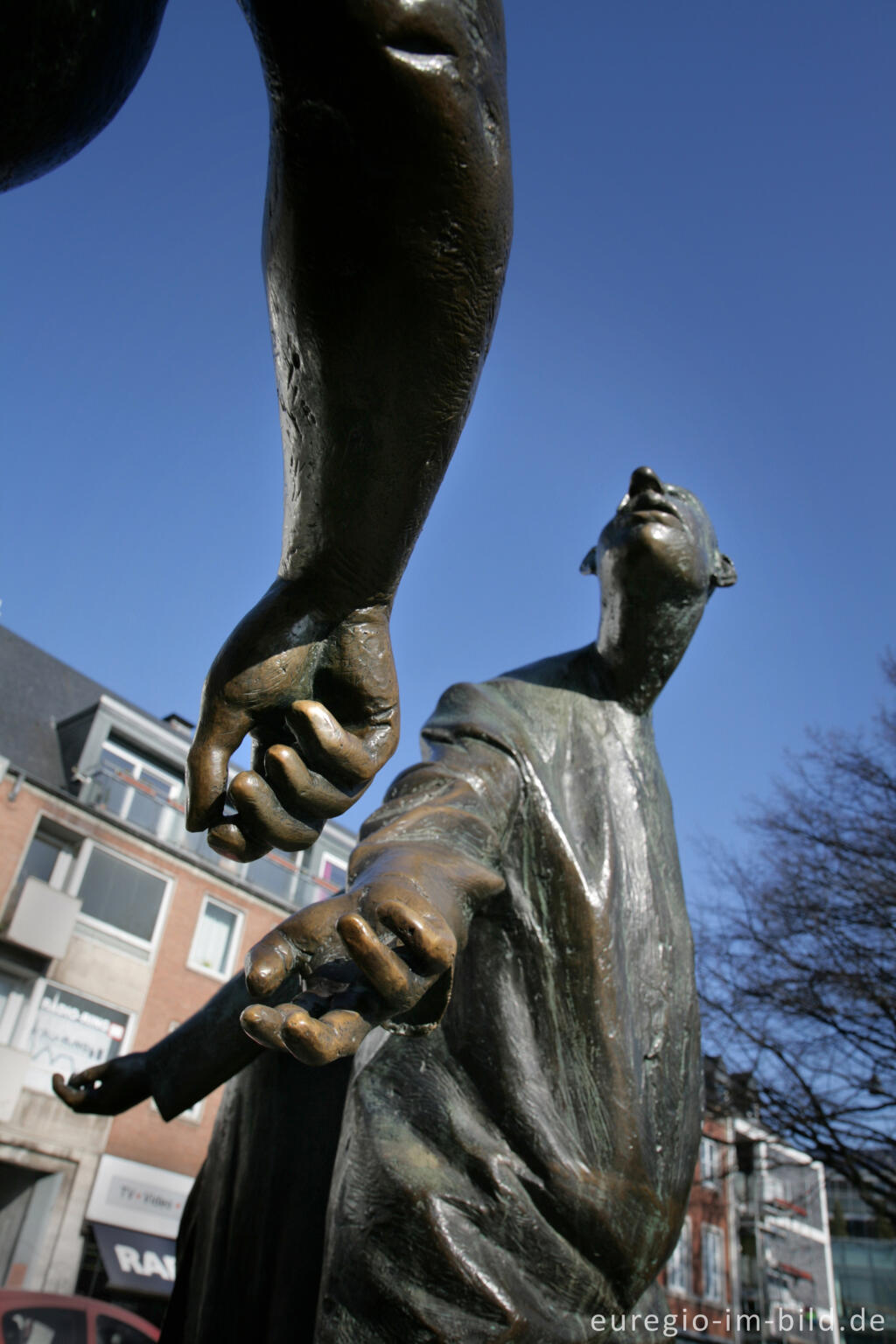 Detailansicht von Der Kreislauf des Geldes, ein Brunnen in Aachen