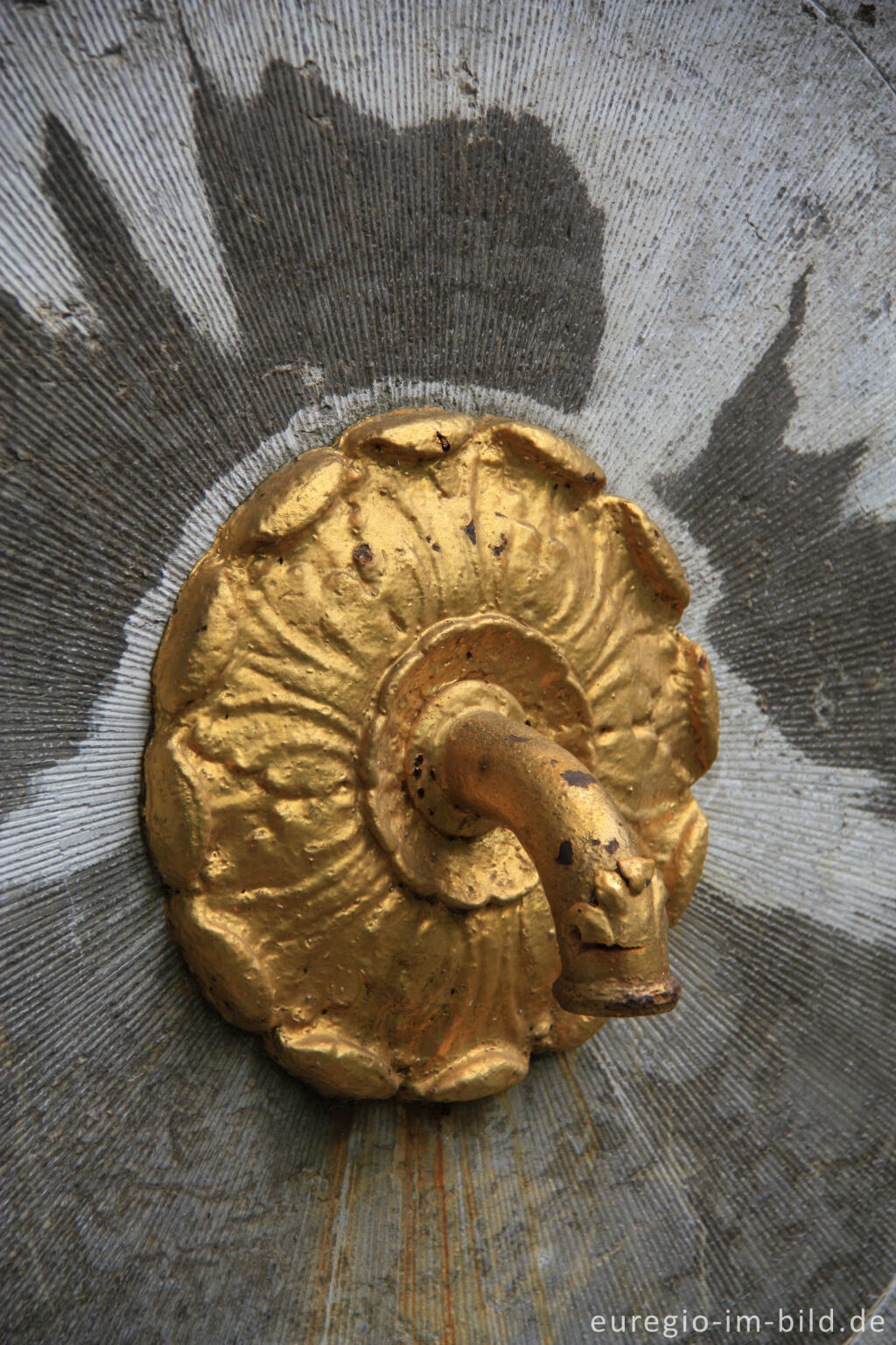 Detailansicht von Detail an einem Brunnen im Garten des Deutsch-Französischen Kulturinstituts, Aachen