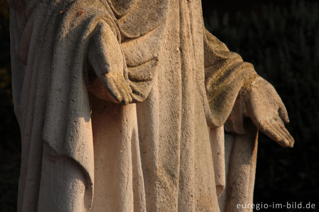 Detailansicht von Detail der Marienstatue auf dem Kapellenberg in Raeren, Belgien