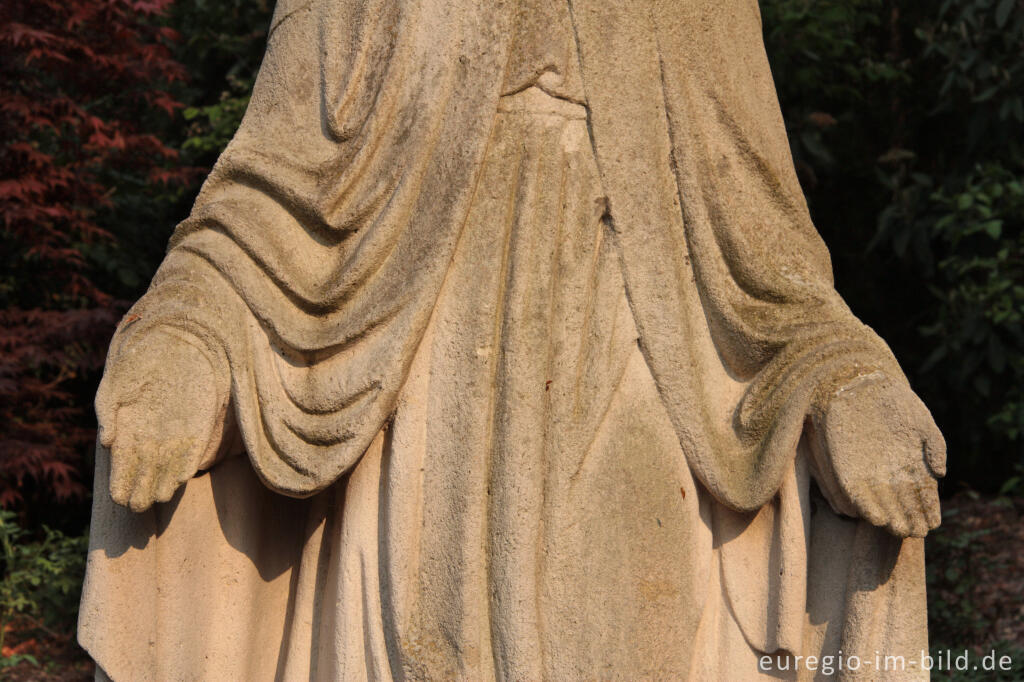 Detail der Marienstatue auf dem Kapellenberg in Raeren, Belgien