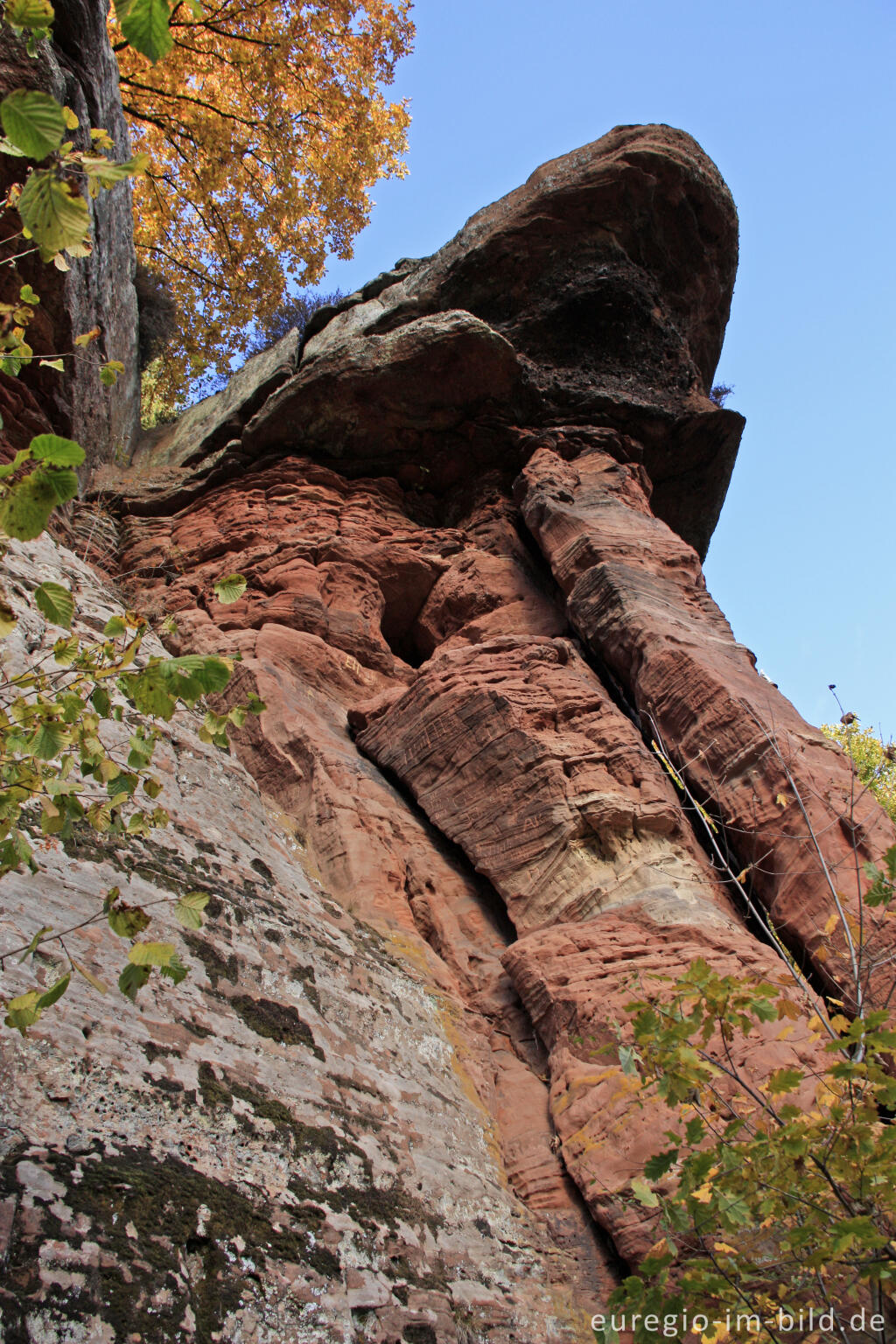 Detailansicht von Die Kaulay, ein Sandsteinfelsen bei Kordel (Eifelsteig)