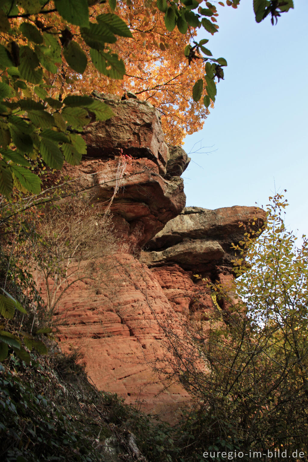 Detailansicht von Die Kaulay, ein Sandsteinfelsen bei Kordel (Eifelsteig)