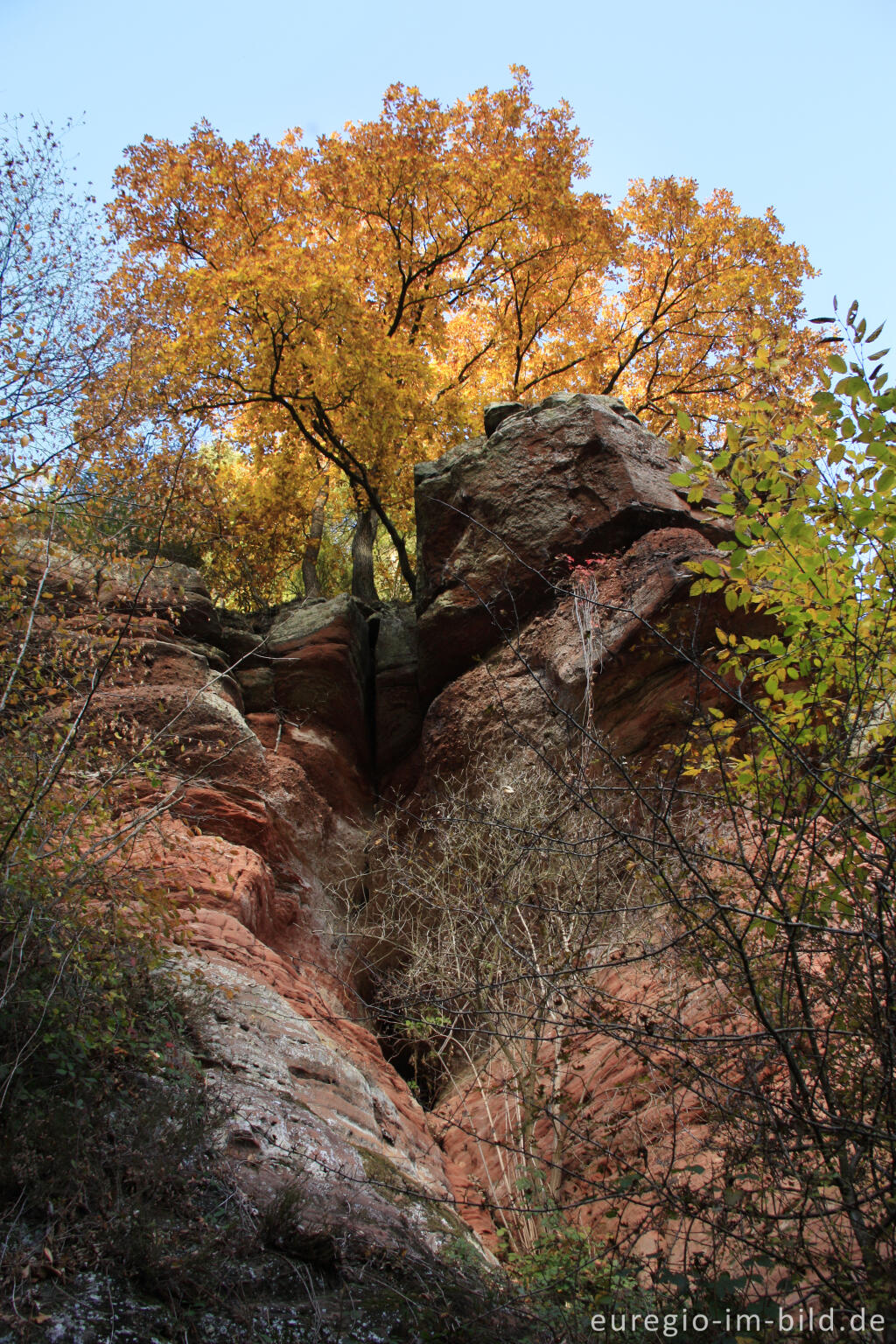 Detailansicht von Die Kaulay, ein Sandsteinfelsen bei Kordel (Eifelsteig)