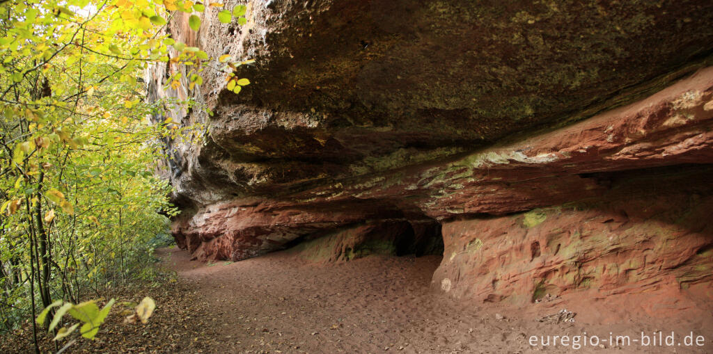 Detailansicht von Die Kaulay, ein Sandsteinfelsen bei Kordel (Eifelsteig)