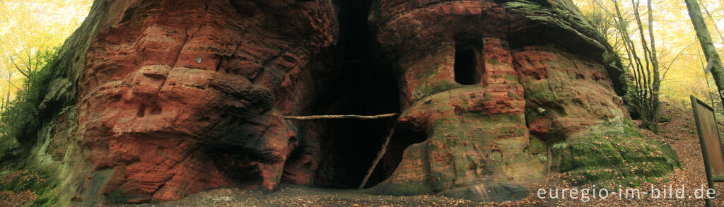 Die Klausenhöhle am Berg "Die Hochburg", Südeifel bei Butzweiler