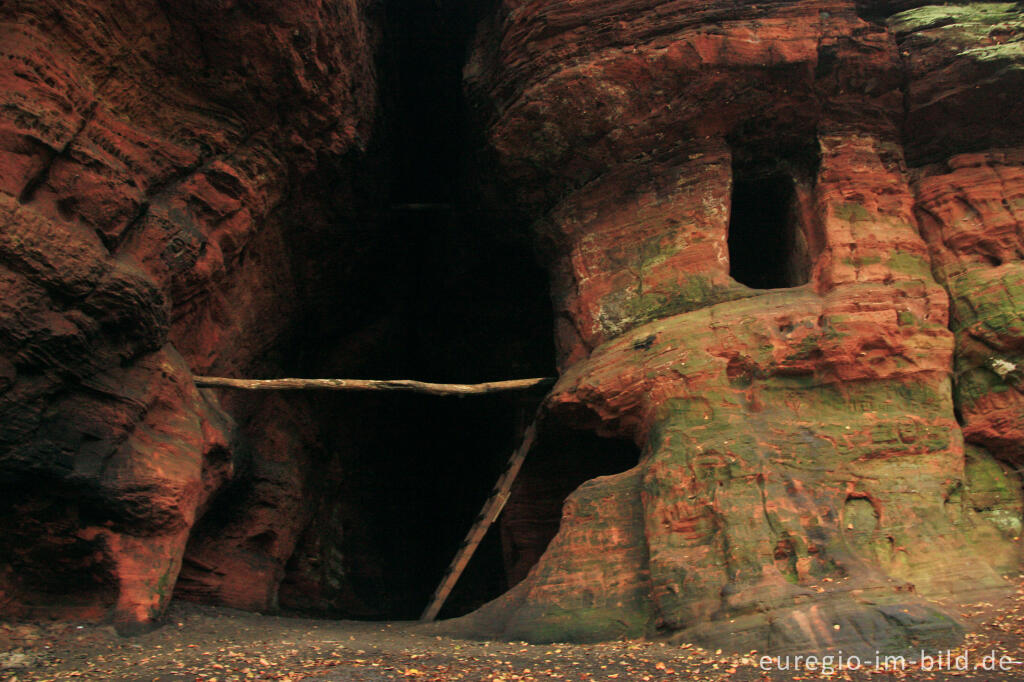 Detailansicht von Die Klausenhöhle am Berg "Die Hochburg", Südeifel bei Butzweiler