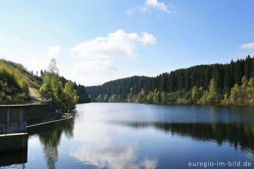 Die Perlenbachtalsperre auf dem Eifelsteig