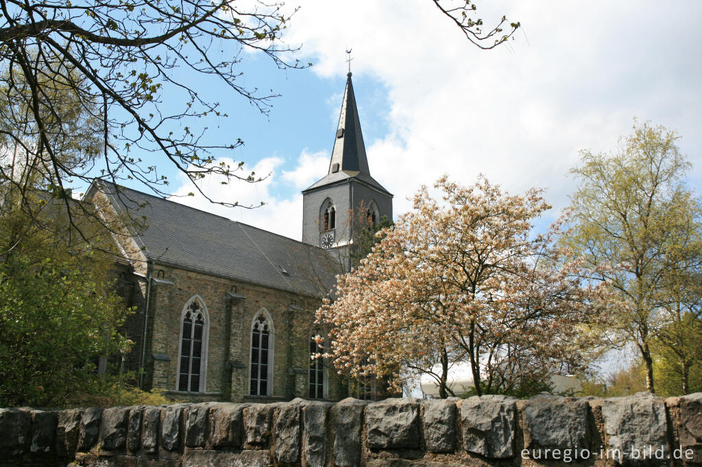 Detailansicht von Die Pfarrkirche von Höfen, Eifelsteig