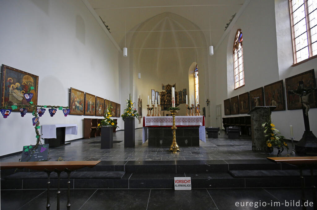 Detailansicht von Die romanische Pfarrkirche St. Stephanus von Bürvenich