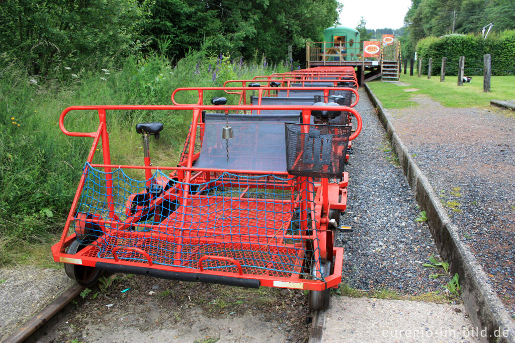 Detailansicht von Draisinen beim Bahnhof Kalterherberg-Leykaul, Eifel