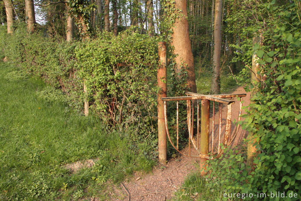 Detailansicht von Drehkreuz am Eingang zum Kalvarienberg beim Marienheim, Raeren, B.