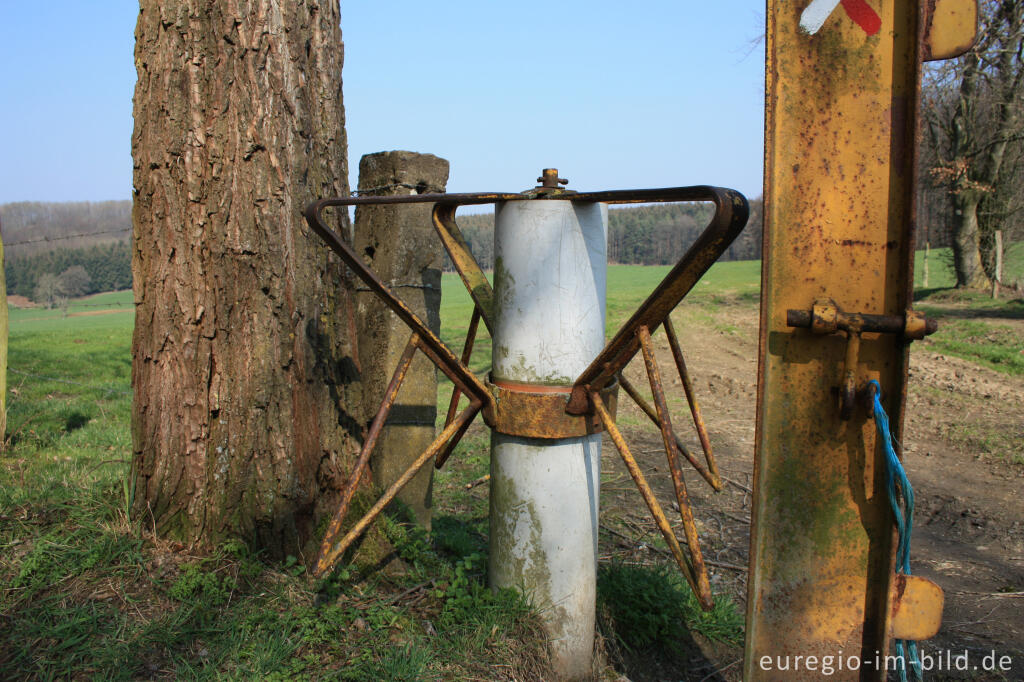 Detailansicht von Drehkreuz an einem Wanderweg nördlich von Lontzen