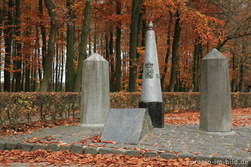 Detailansicht von Drei Grenzsteine, Dreiländerpunkt