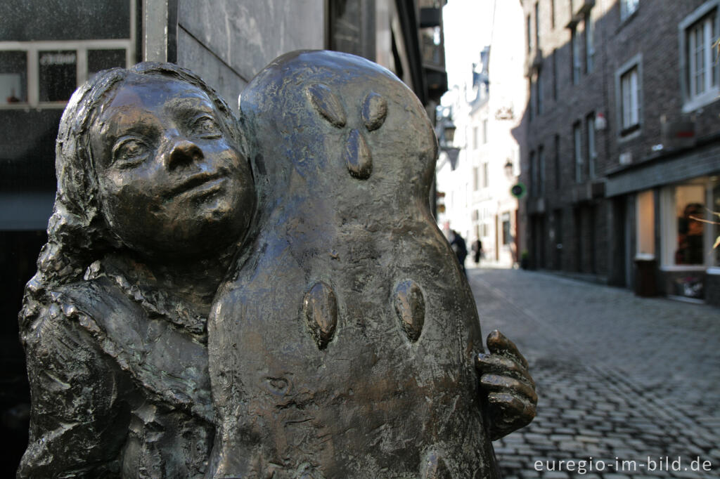 Detailansicht von Ein Denkmal für die Printe - das Printenmädchen in Aachen