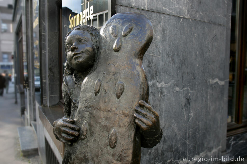 Detailansicht von Ein Denkmal für die Printe - das Printenmädchen in Aachen