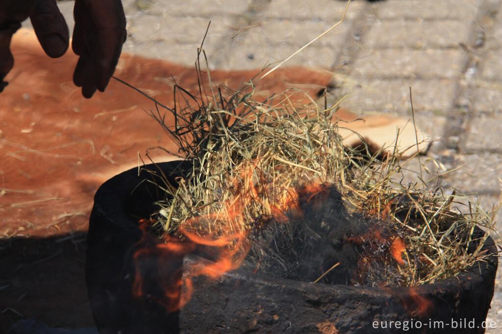 Detailansicht von Ein Feuer entzünden (10)