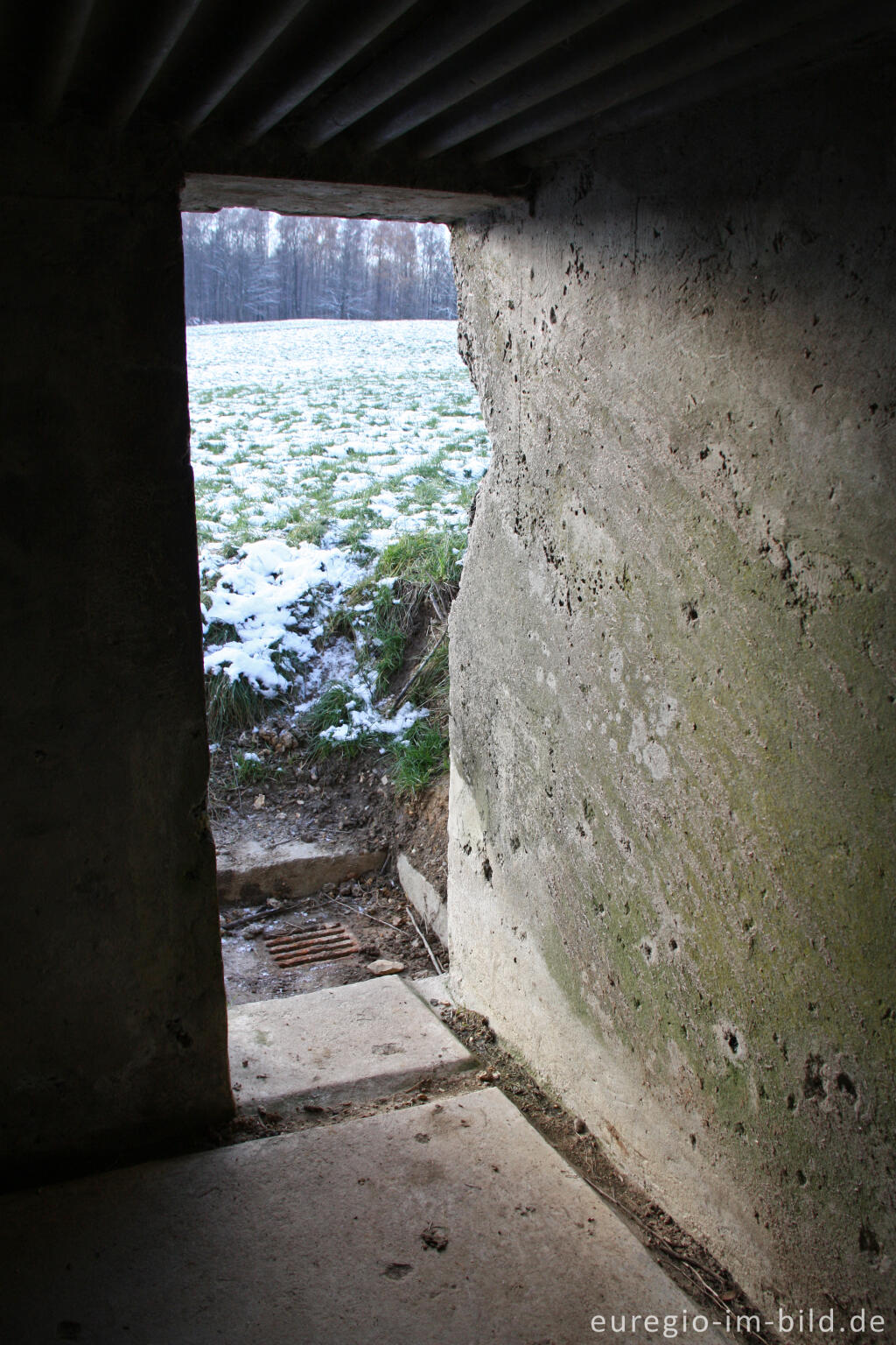 Detailansicht von Eingang zum Bunker der vorgeschobenen Stellung Beusdael bei Sippenaeken, Belgien