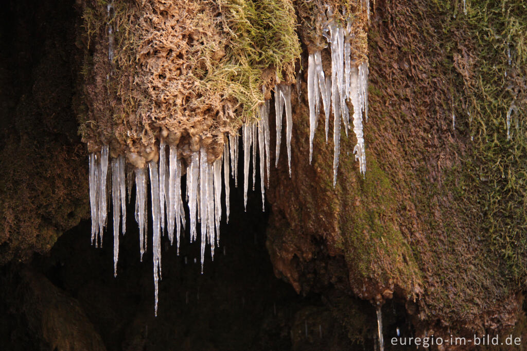 Detailansicht von Eiszapfen beim Dreimühlen-Wasserfall in der Kalkeifel