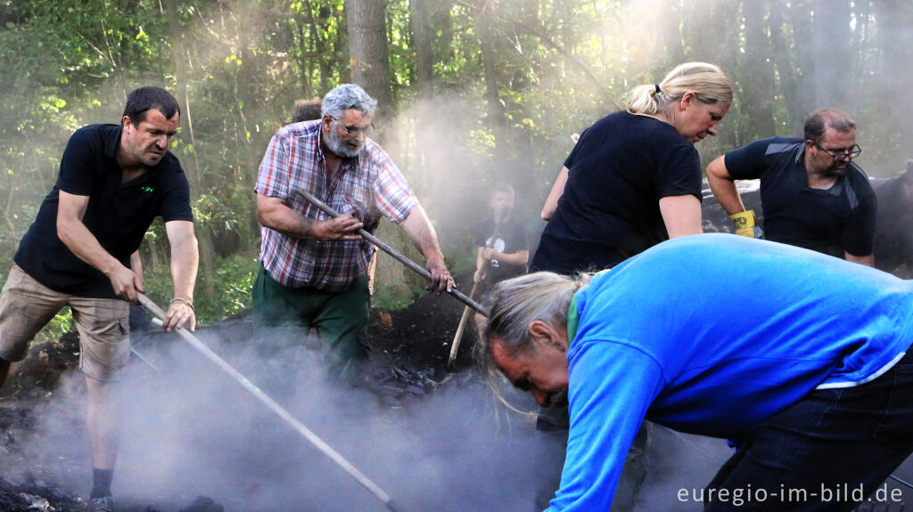 Detailansicht von Ernte der Holzkohle des Kohlenmeilers von Düttling bei Heimbach