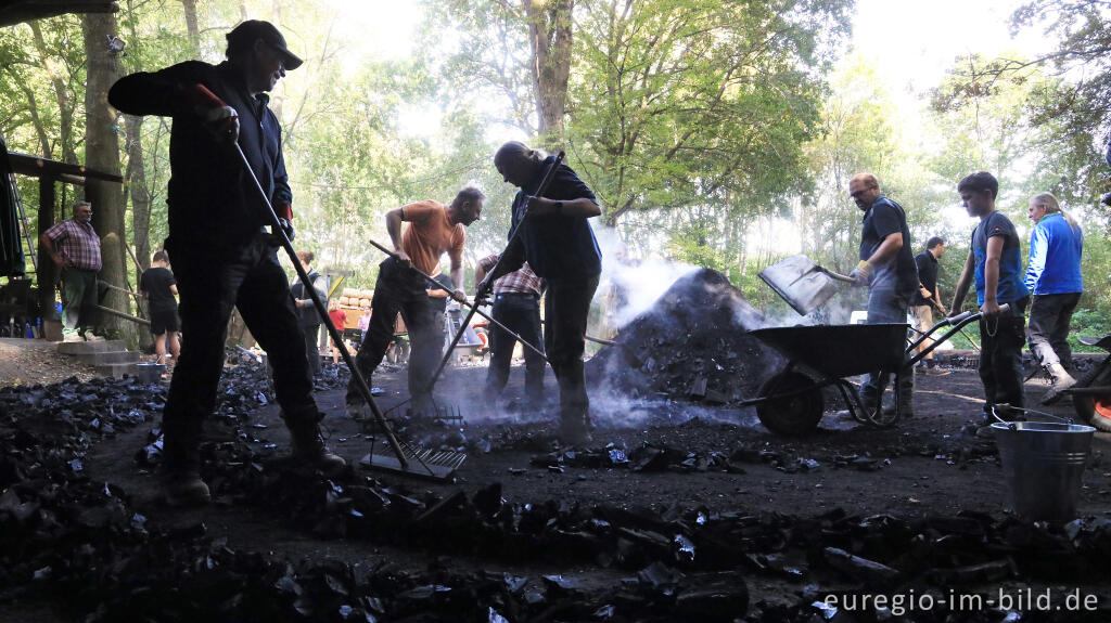 Detailansicht von Ernte der Holzkohle des Kohlenmeilers von Düttling bei Heimbach