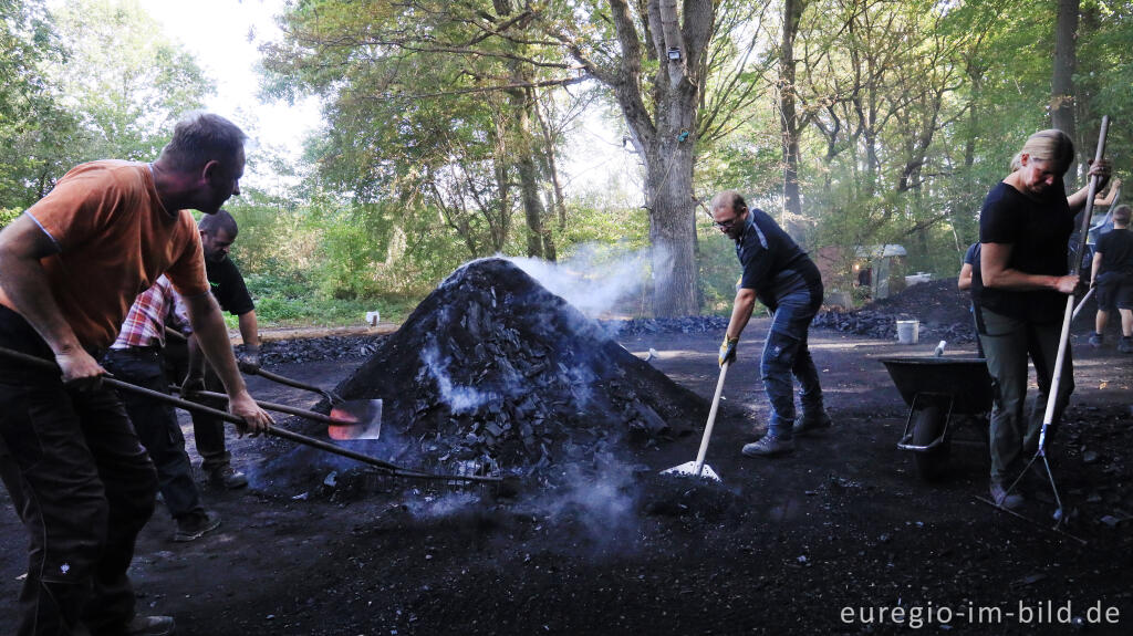 Detailansicht von Ernte der Holzkohle des Kohlenmeilers von Düttling bei Heimbach