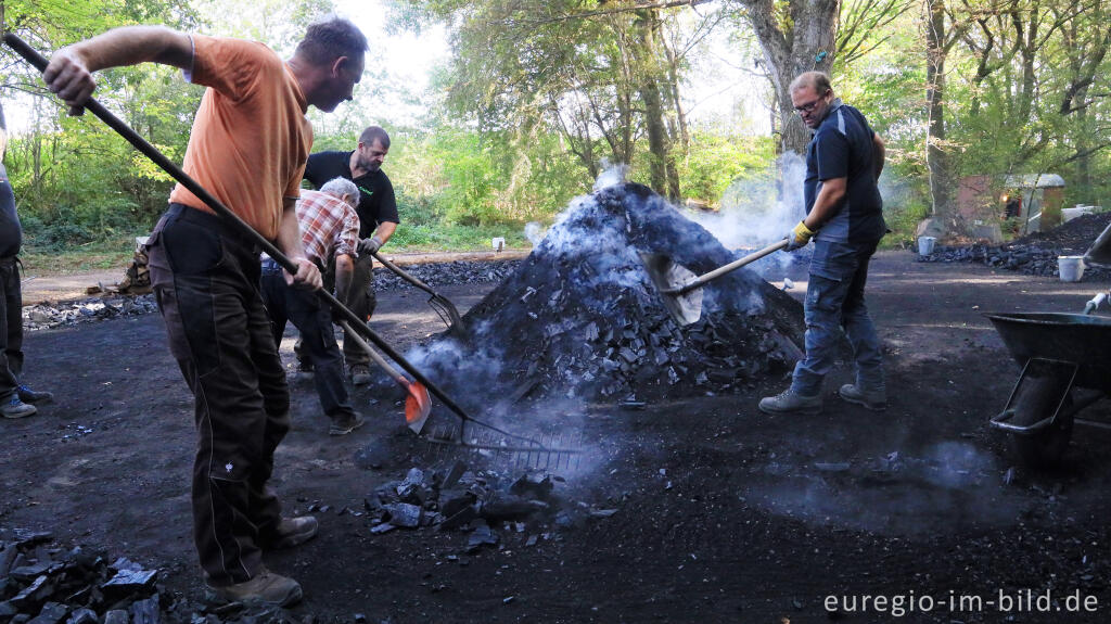 Detailansicht von Ernte der Holzkohle des Kohlenmeilers von Düttling bei Heimbach