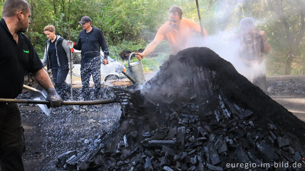 Detailansicht von Ernte der Holzkohle des Kohlenmeilers von Düttling bei Heimbach