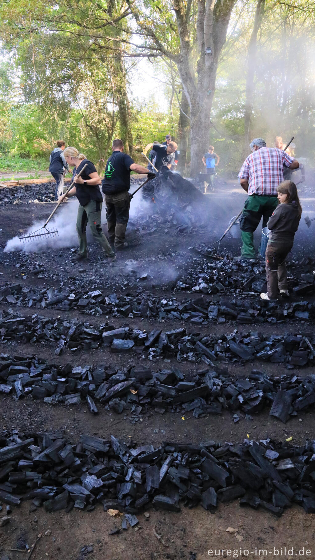 Detailansicht von Ernte der Holzkohle des Kohlenmeilers von Düttling bei Heimbach