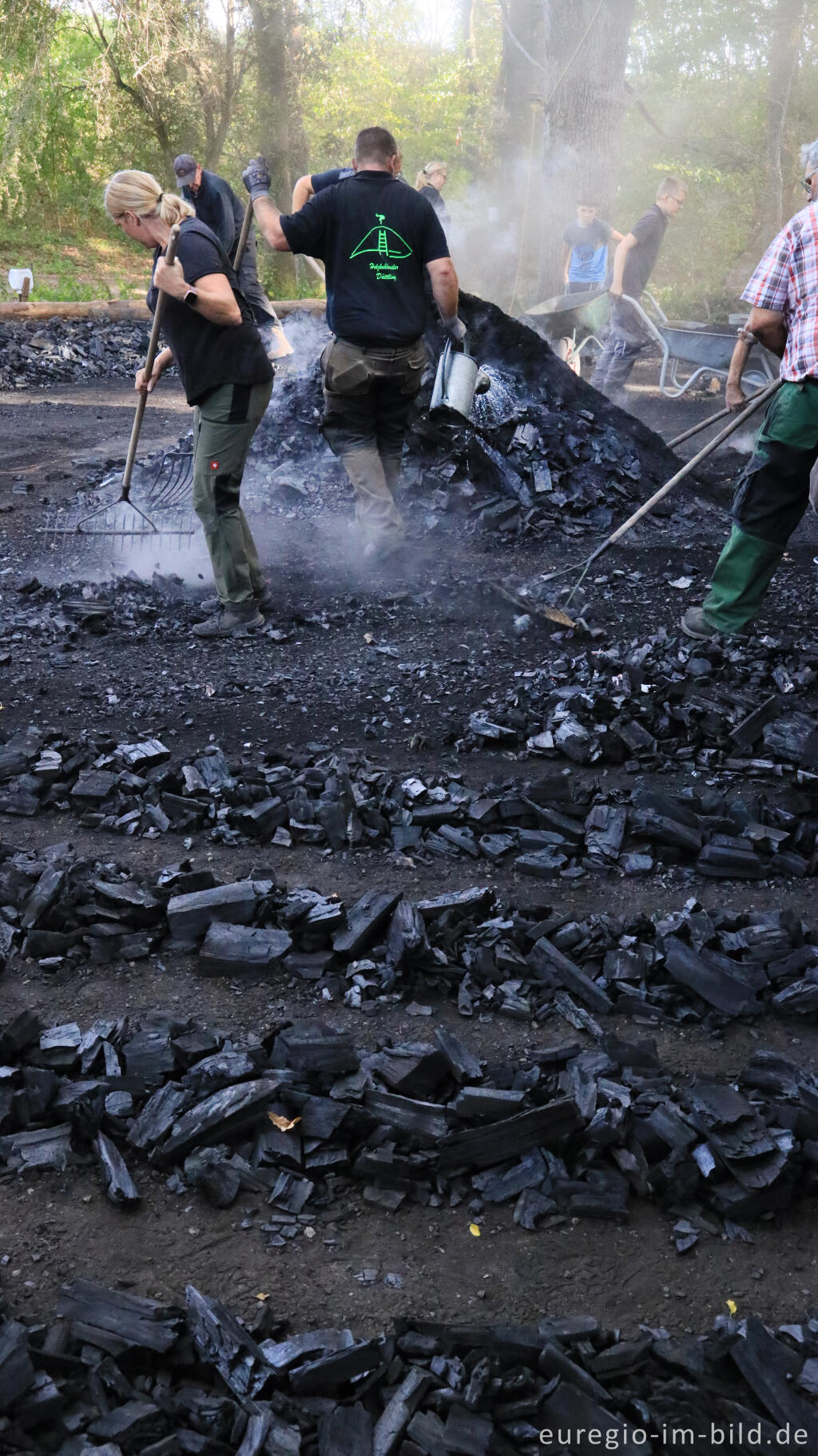 Detailansicht von Ernte der Holzkohle des Kohlenmeilers von Düttling bei Heimbach