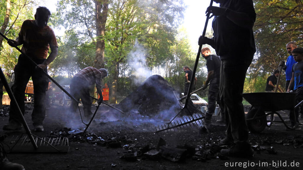 Detailansicht von Ernte der Holzkohle des Kohlenmeilers von Düttling bei Heimbach