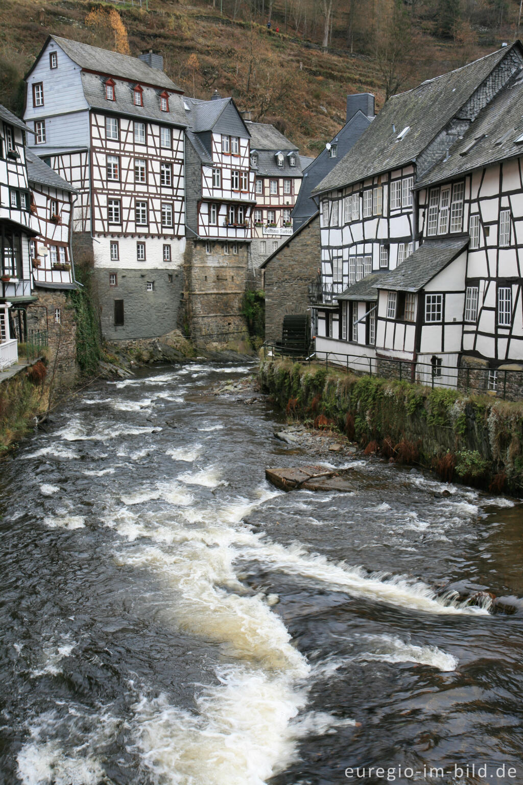 Detailansicht von Fachwerkhäuser in Monschau mit Rur, Rureifel