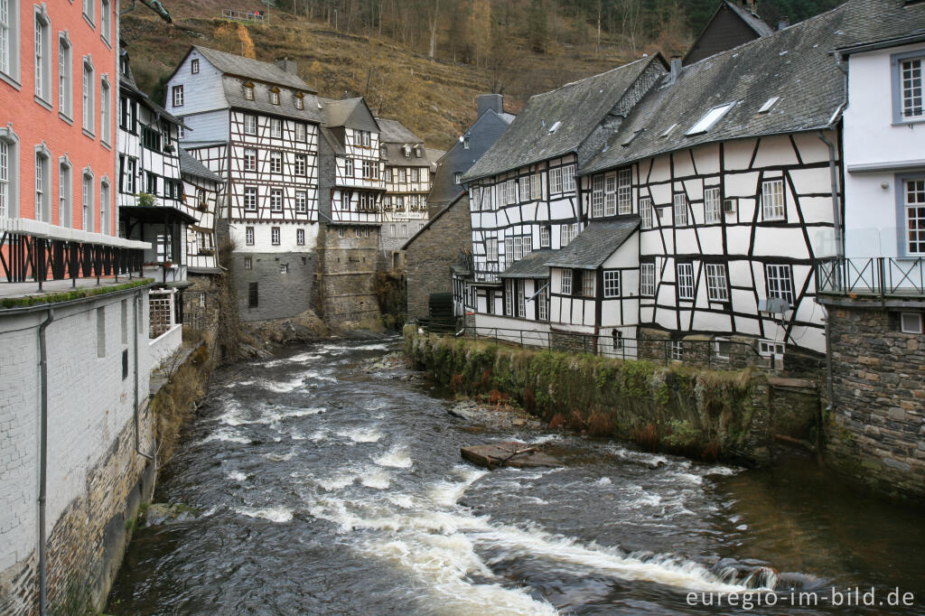 Detailansicht von Fachwerkhäuser in Monschau mit Rur, Rureifel