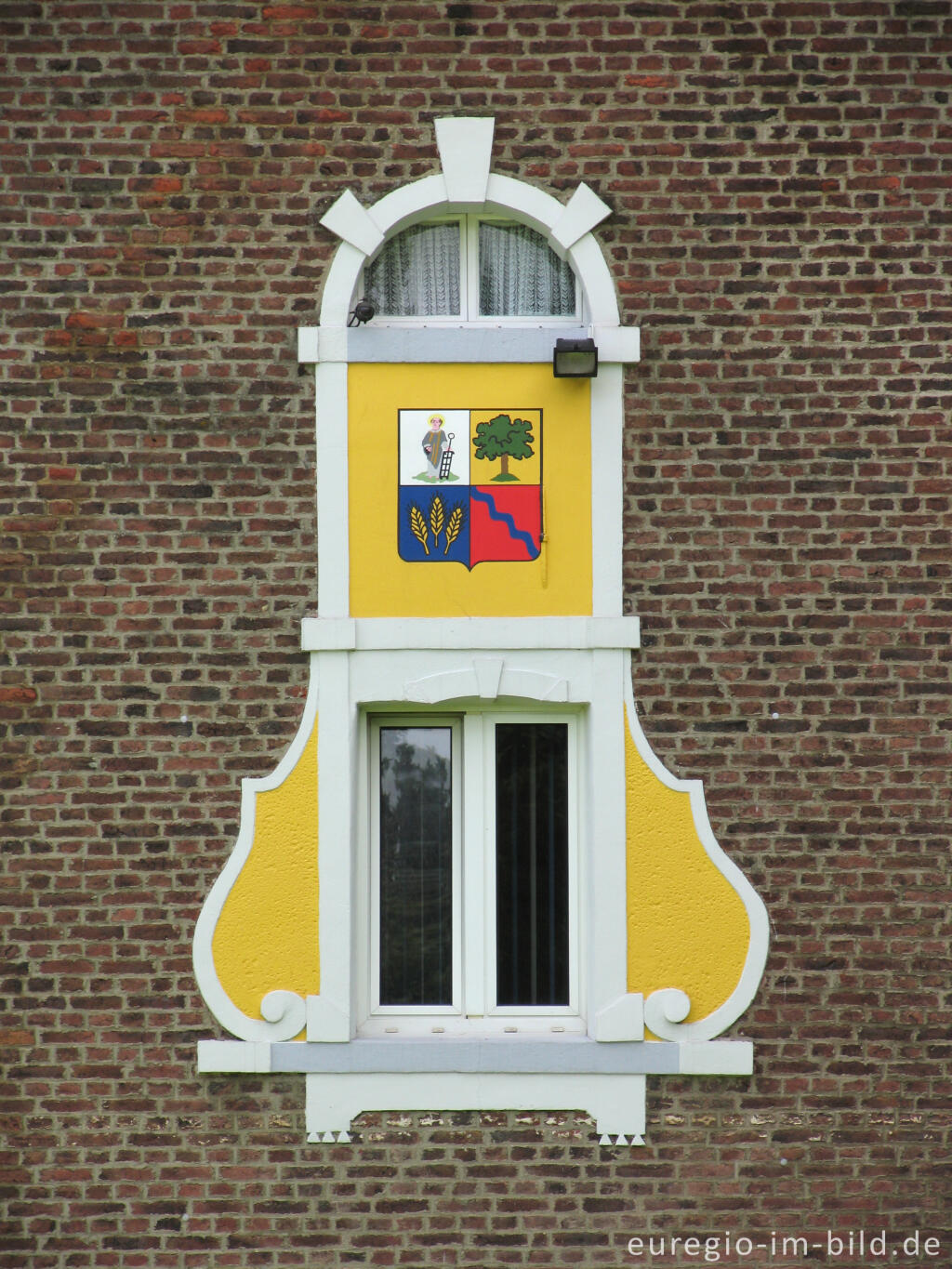 Detailansicht von Fenster an einem Haus bei Lemiers