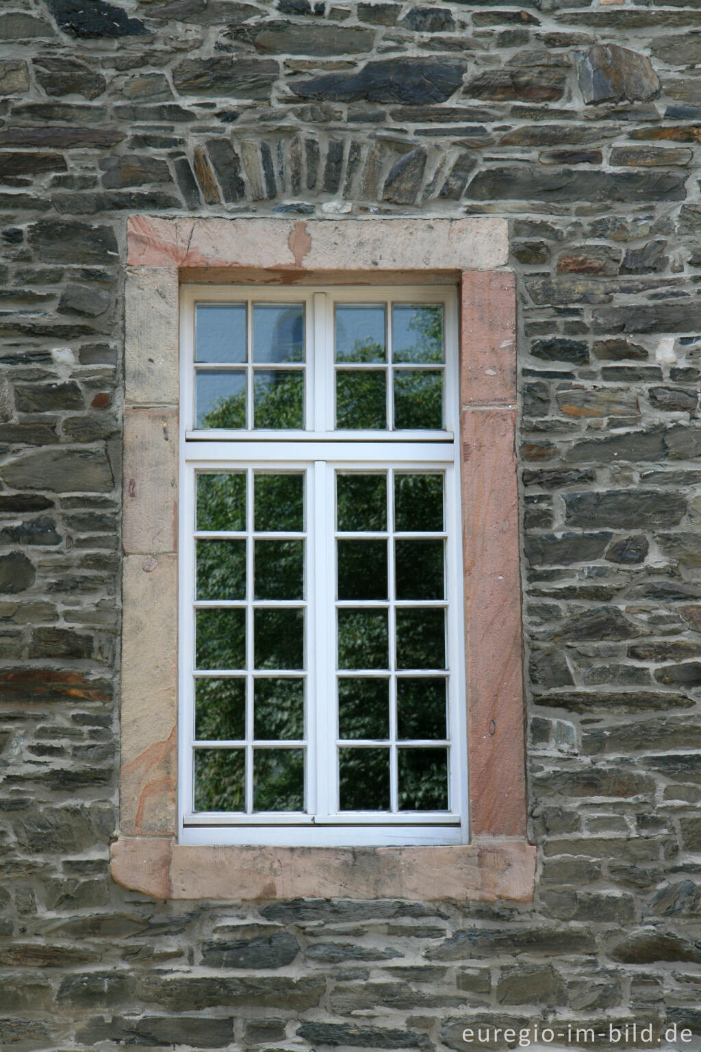 Detailansicht von Fenster in einem Bruchsteinhaus, Monschau