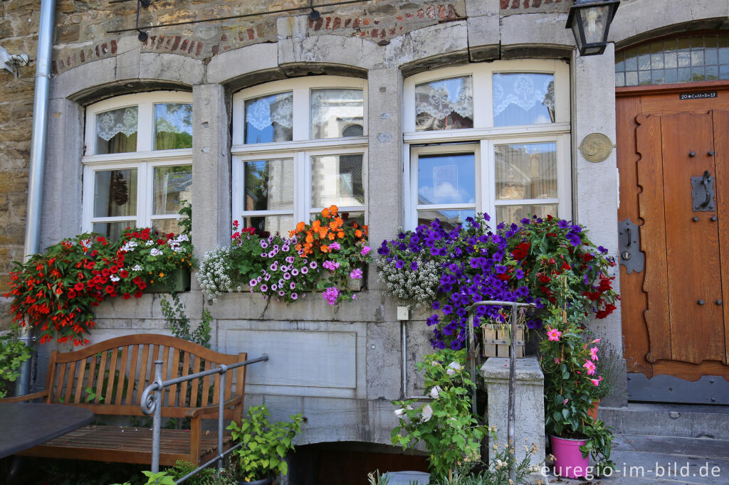 Detailansicht von Fenster mit Blaustein-Umrandung in Kornelimünster