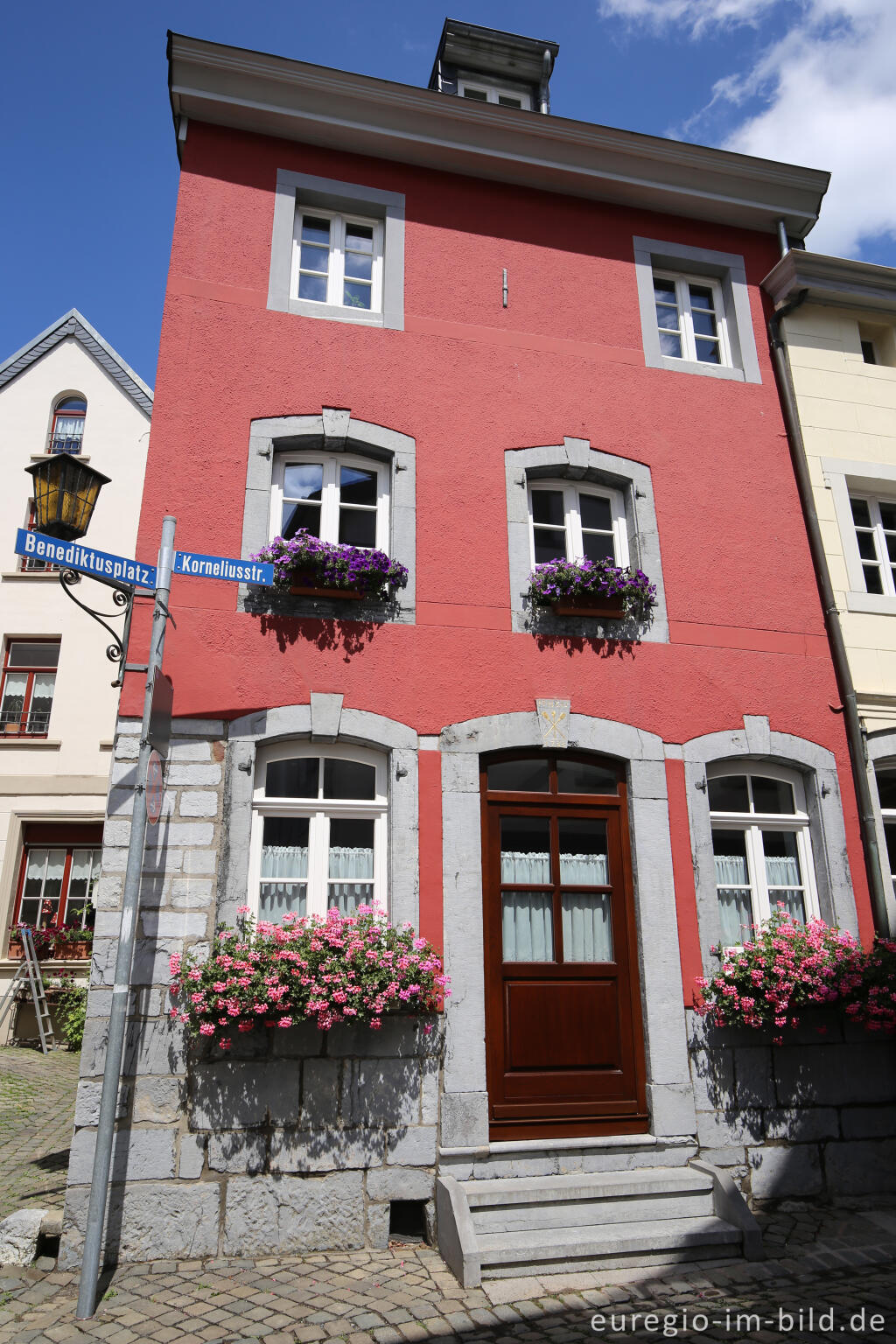 Detailansicht von Fenster mit Blaustein-Umrandung in Kornelimünster